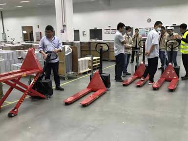 電動高升程搬運(yùn)車交付使用，感謝廠家羅總親自跟客戶講解操作方法！